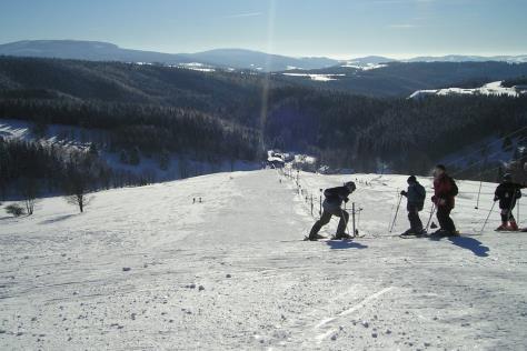 začínající lyžaře a školní lyžařské kurzy - pravidelně upravený svah - každoročně jsou instalovány překážky pro snowboardisty - při dostatečném množství sněhu se vytváří pro děti sněhovou rolbou