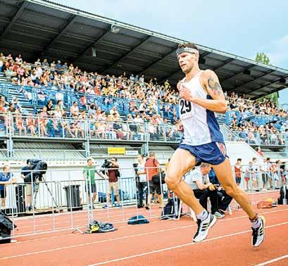 Z tabulek vymazala 32 let starý výkon Ivany Walterové, kterou chce připravit i o český rekord na 1500 metrů. Vrzalová vytvořila nový český rekord LUBOŠ ČERNEK Je to super pocit.