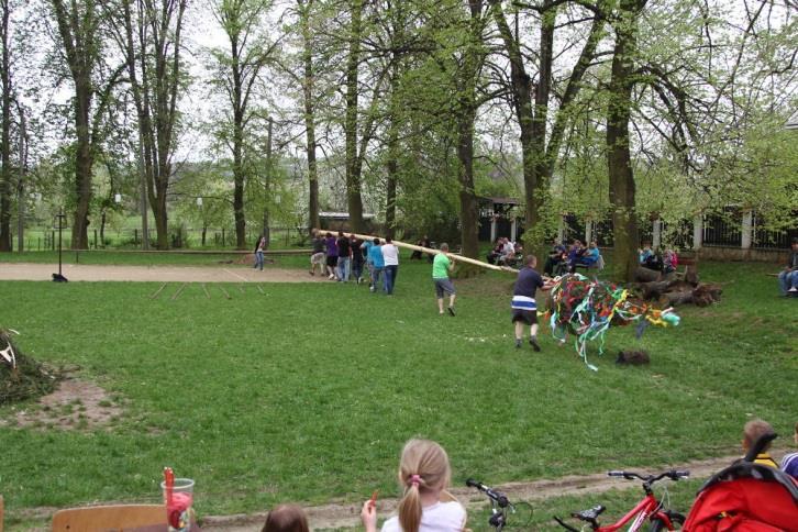 27. dubna pořádal Sokol stavění máje v sokolské zahradě.