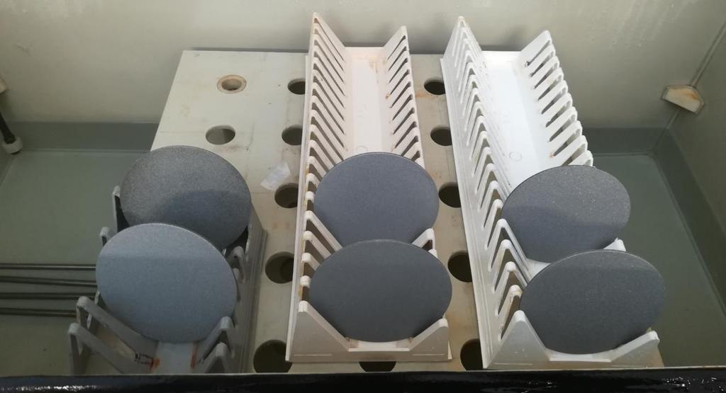 5.4 Zkouška korozní odolnosti 5.4.1 Korozní zkouška v kondenzační komoře V kondenzační komoře se zjišťuje odolnost proti atmosférické korozi materiálů, výrobků a jejich součástí (vzorků) především