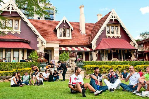 SHAFSTON Brisbane, Gold Coast Shafston má 20 leté zkušenosti a může se pochlubit vysoce kvalifikovanými učiteli. Během 20 let studovalo na Shaftson přes 70 000 studentů ze sta různých zemí.