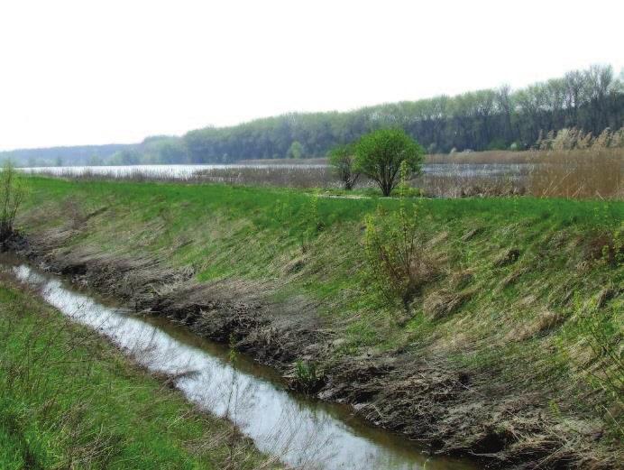 Boční nádrže jsou vybudovány tak, že část hráze je v čele údolí, ale nepřehrazuje údolí celé a pokračuje boční hrází údolím. Kolem této boční hráze protéká vodní tok.