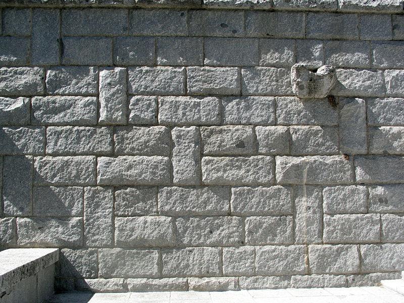 Haklíkové zdivo Haklíkové zdivo je kamenné svisle provazované zdivo.