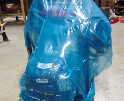 materiálů, pryží, tmelů, maziv, paliv, betonu apod. Většina elastomerů je inertní ke kovům a často urychluje korozi kovů v kontaktní vrstvě.
