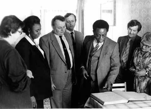 Obr. 1.8 Observatoř Libuš navštívil v roce 1986 tehdejší generální sekretář Světové meteorologické organizace (WMO) G. O. P. Obasi. Na snímku jsou z ČHMÚ dr. Vítková, Ing. Richter, Ing. Havránek a dr.