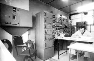 Data tlaku, teploty a vlhkosti (PTU) Obr. 2.3 Přístavba pro Meteorit 2 budovaná v r. 1977 a jeho dočasné umístění v maringotce.