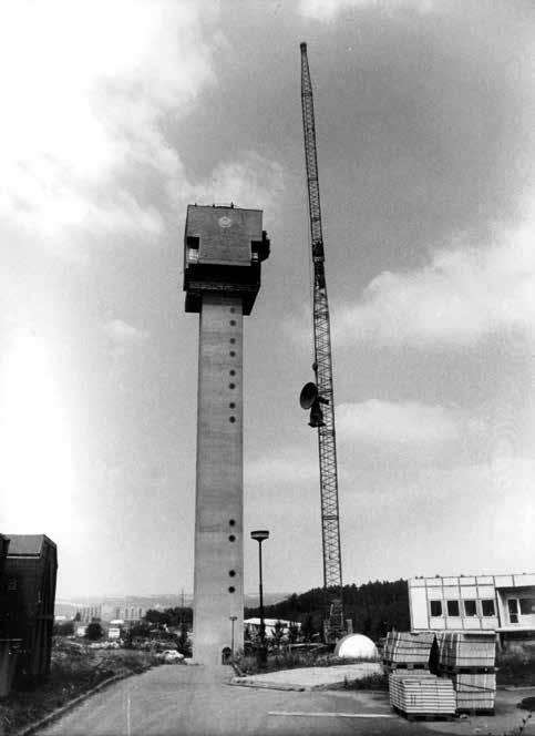 Petřík. Obr. 4.6 Radar MRL-5 s digitalizačním a automatizačním doplňkem WRP-32C (v levé části obrázku). vána v nadmořské výšce 356 m, což přineslo výrazné zlepšení radiohorizontu stanoviště.