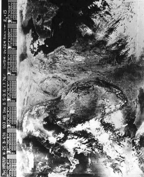 7. Družicové produkty Obr. 7.2 Ukázka černobílé fotografie ze systému MDA, z družice NOAA-9 ze dne 18. srpna 1986, zachycující silné konvektivní bouře nad střední Evropou.