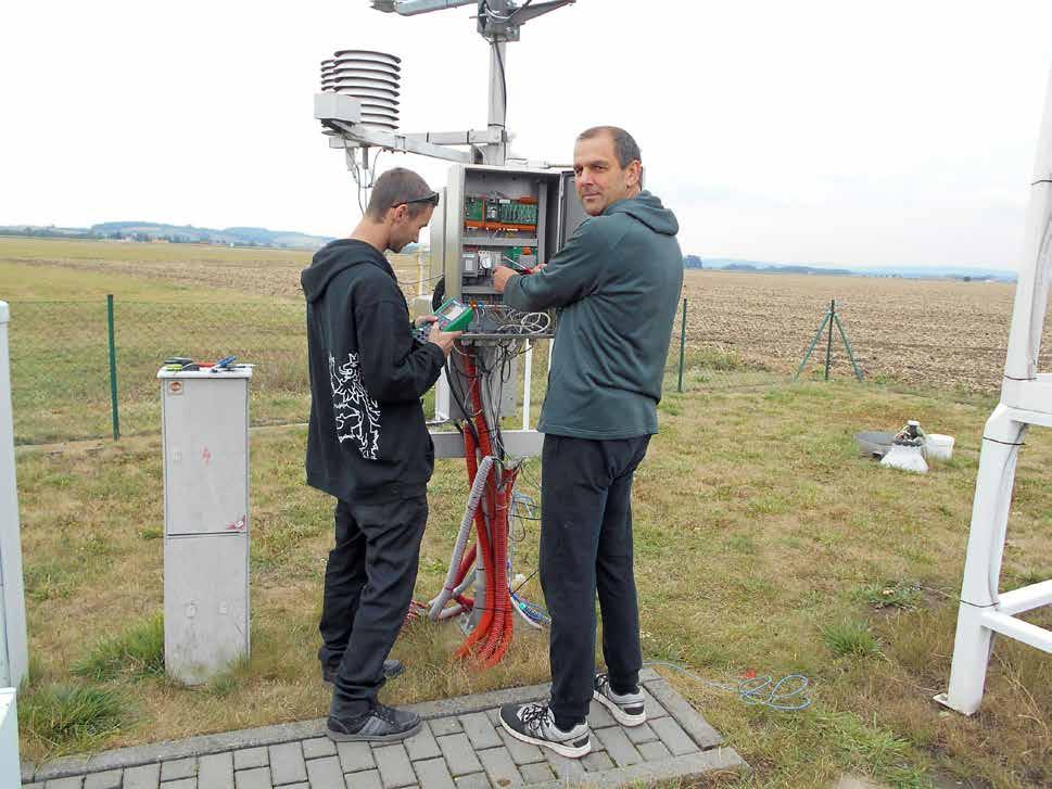 Obr. 10.2 Kontrola přístrojů na profesionální stanici v Holešově. (mv) a frekvenci. Tento přístroj je jednou ročně ověřován kalibrační laboratoří.
