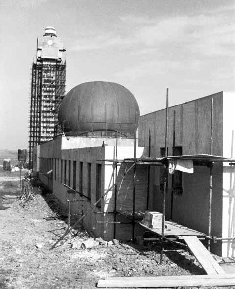 stanice dostala přidělen nový indikativ WMO 11520. Obr. 1.5 Zastávka Observatoř Libuš vznikla svépomocí zaměstnanců Observatoře.