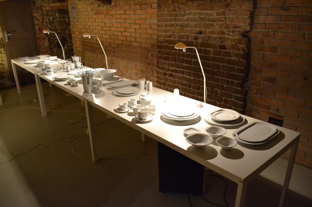 Expozice designu je atraktivně aranžována.
