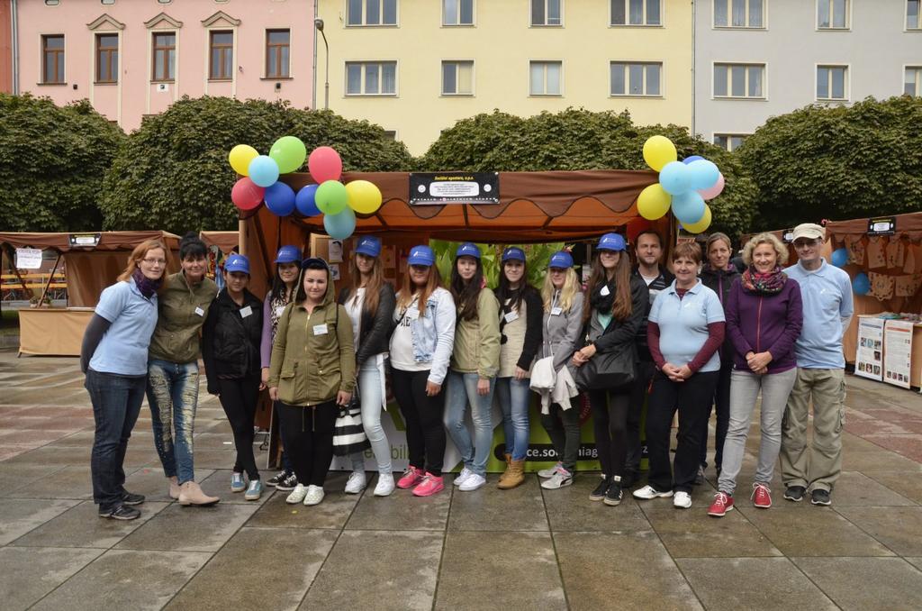 zkušenosti a dovednosti v oblasti sociální práce a účastnit se vzdělávacích aktivit.