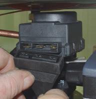 karty konektor «xxx» a na třícestný ventil (obr. F) 3 na svorkovnici vytaženou ze skříňky elektroniky proveďte: (obr. G).
