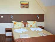 obchodů, od aquaparku cca 350 m. Hotel disponuje vstupní recepcí, vnitřní a venkovní restaurací, Wi-fi zdarma.