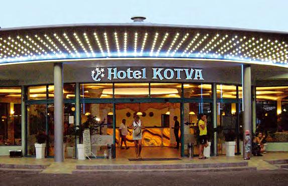 s recepcí, restaurace, bar, pool bar, kavárna, tři bazény, skluzavky a atrakce pro děti,