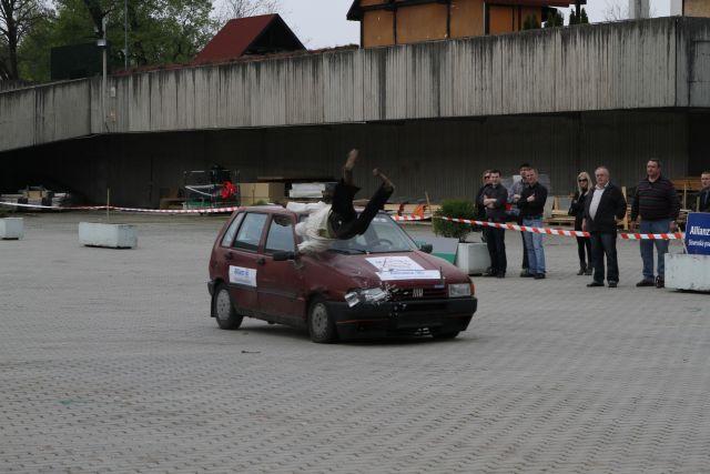 Crash testy t mto divákom priblíïili reálne dôsledky zráïky motorového vozidla s rôznymi typmi prekáïok a pre autentickosè boli