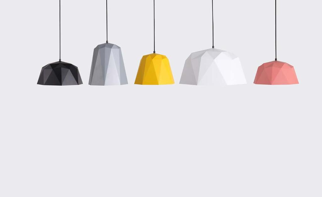 Stejně jako hory získává lampa výrazně odlišnou siluetu v závislosti na úhlu pohledu.