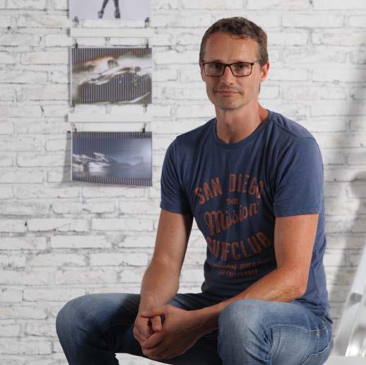 Robin Delaere vystudoval architekturu a design v Antverpách v Belgii, poté si své znalosti v oblasti designu zdokonaloval v Kalifornii.