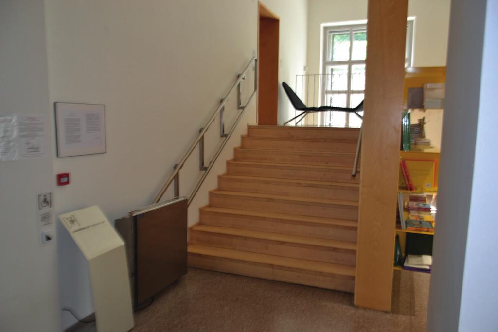 Ve sklopené poloze pak plošina zabírá přibližně 25 30 cm z šířky schodiště.