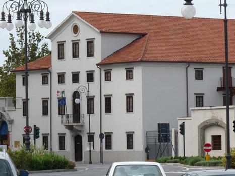 Budova se nachází v těsné blízkosti starého terstského přístavu, jehož předprvoválečnou podobu mi ze svého archivu poskytl jiný zajímavý člověk - Ing.