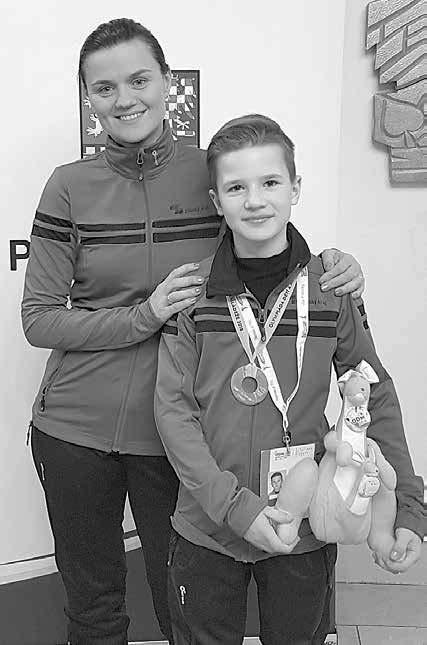 Nejčerstvějším skalpem za kunovickým opaskem je Vsetín, který odešel poražen 3:5. Vyhráli Zpěvák, Joanna Worek, Knotek a Trávníček, remizovali Kadlec a Kovařík.