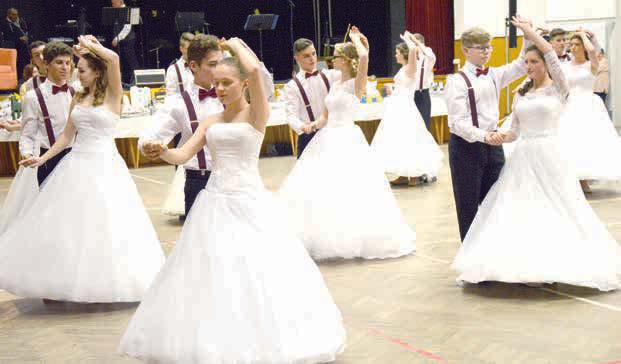 Pomohla jim v tom čtveřice lektorek, která letos slaví deset let ve vedení plesového předtančení.