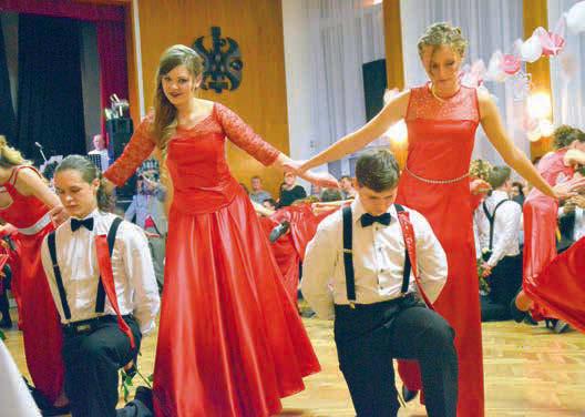 folklorním tancem. DALŠÍ FOTOGRAFIE NA idobryden.