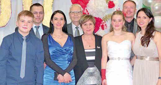 Mezi šestnácti páry se objevili dva lonští absolventi školy Patrik Pomkla a Vojtěch Kašpárek, kteří tančili polonézu
