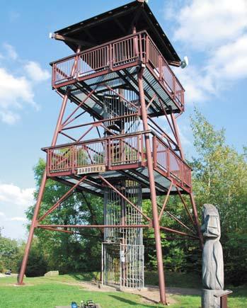 VÝLET NA BARBORKU A K RAŠKOVICKÝM LOMŮM Nedaleko Heřmanova Městce se nachází vesnička Horní Raškovice, na jejímž severním okraji byla v roce 2004 postavena rozhledna Barborka. Jména dostala podle sv.