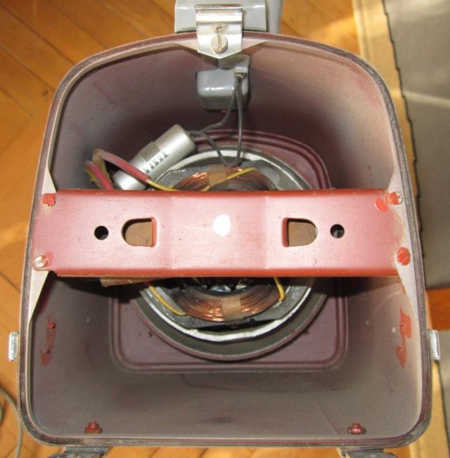 Vysavač nemá elektronickou regulaci sacího výkonu, ukazatel stavu prachového filtru ani elektrickou zásuvku pro připojení elektrického rotačního kartáče.
