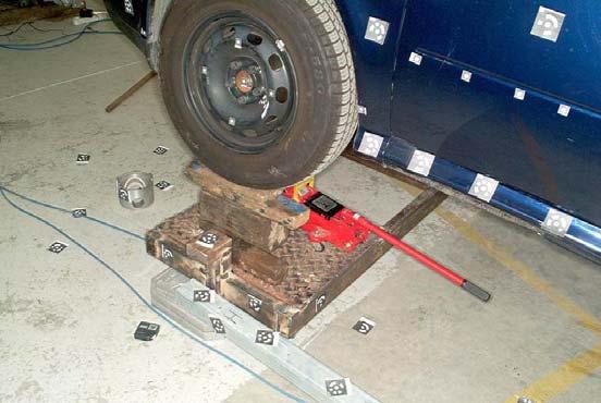 Jako zatěžovací člen zde byl použit hydraulický zvedák, pomocí kterého se vyvolává zkroucení karosérie (Obr. 4.4.).