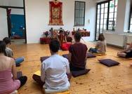 V rámci vzdělávacího programu zpřístupňuje autentickým způsobem široké veřejnosti tibetskou kulturu, její historii, jazyk a základy tibetského