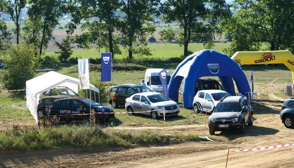Smyslem volných tříd je vytvořit podmínky pro širokou veřejnost vlastnící automobily do terénu, aby si Tomáš Janků a Petr Lukeš (399).
