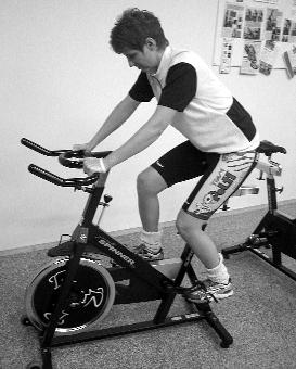 SPINNING.qxd 13.10.2004 3:54 StrÆnka 26 Kopec není bojem s pedály, jen výraznější silová práce nohou v kruhovém pohybu.