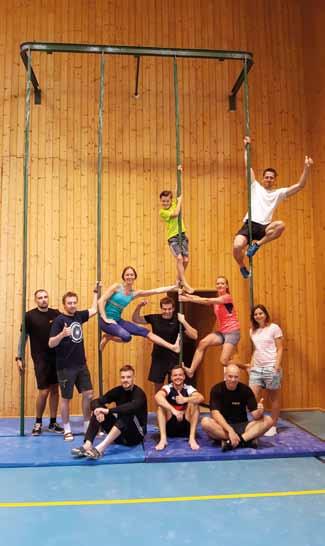 školy základní škola bří jandusů www.zjandusu.net základní škola U obory www.zsuobory.cz Výstava a workshop v DOX V rámci výtvarné výchovy navštívili někteří žáci 8.