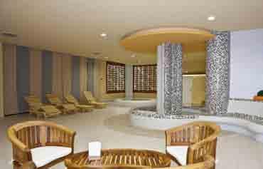 Úžasné wellness služby hotelu nabízejí solné a aroma páry, vodní jeskyni, sennou bio saunu, whirlpool a mnoho dalšího.