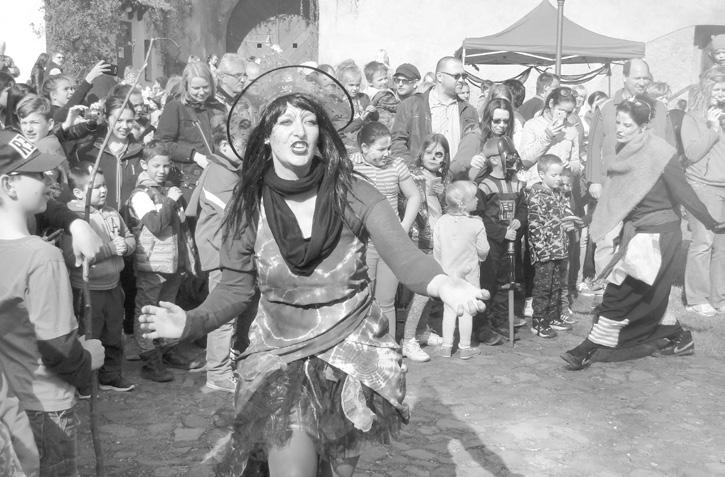 24 Téma: V rytmu folklóru a v duchu lidových tradic jsme na náměstí v České Lípě v neděli 30. dubna přivítali jaro pod březovou májkou.