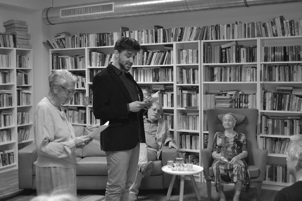 narozeninám, ilustrovalo ji jedenáct výtvarníků, křtu se ujal režisér Zdeněk Zelenka, verše přednesla herečka