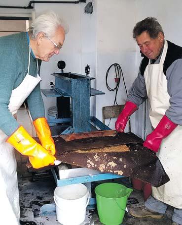 Zájemci přivezou umytá jablka, která se zváží, rozdrtí v drtičce a pak lisem vylisovaný mošt teče přímo do jejich přinesených nádob.