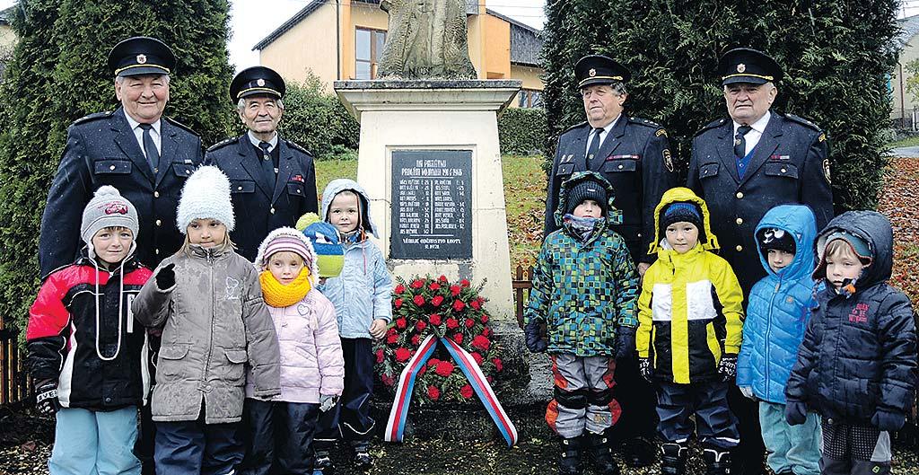 Náklady na opravu sochy a pokácení starých stromů a výsadby nové zeleně bylo plně hrazeno z rozpočtu obce.