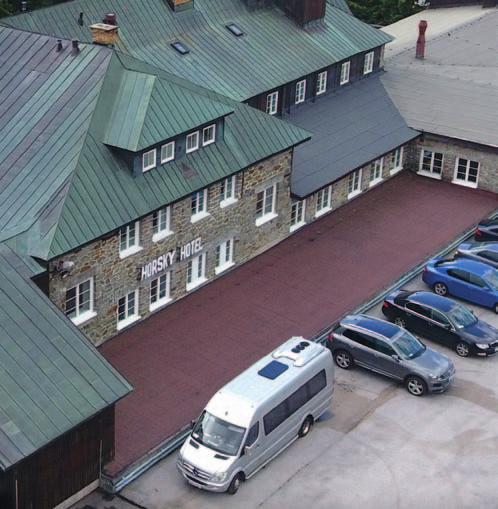 Jsme proti zboření současného hotelu a postavení hotelu menšího nového, jak navrhuje na stránkách Pirátů jejich kandidát
