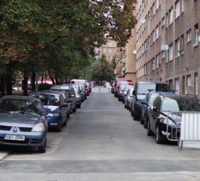 Ve skutečnosti je totiž aut více než parkovacích míst a parkovací domy není kde stavět ani za co tak nákladnou službu