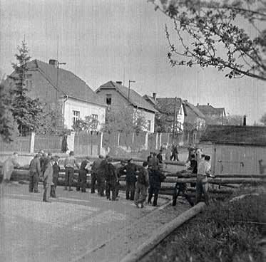Foto: z archivu Muzea Říčany Mezi námi Válka a revoluce v Říčanech / 3 Vzpomínky Oldřicha Schreibera Počet německých vojáků v říčanských ulicích vzrostl po atentátu na Reinharda Heydricha.