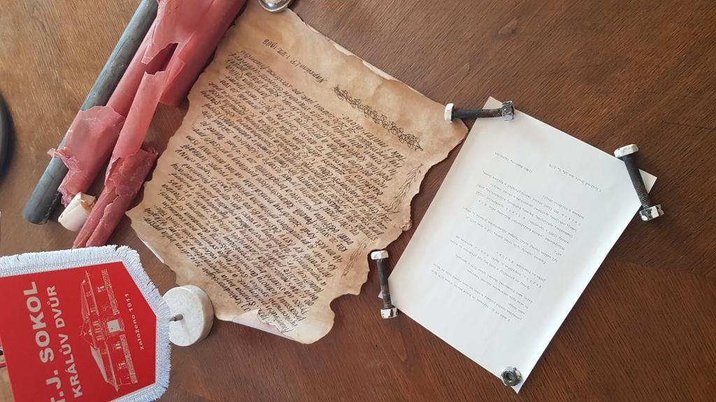 Neoznačený kus kovové trubky ukrýval dva dokumenty mapující situaci v jednotě v roce 1966 a v roce 1978. Je skoro k nevíře, že o poselství minulosti ukrytém pod podlahou hlavního sálu nikdo nevěděl.