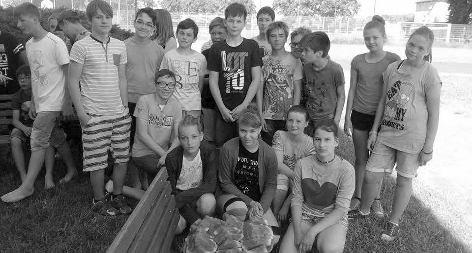 Měli jsme s sebou karimatky, spací pytle, jídlo a oblečení. Když jsme vybalili, šli jsme ven k ohni. Při opékání jsme hráli různé hry, někdo fotbal, někdo volejbal a někdo jen tak seděl u táboráku.