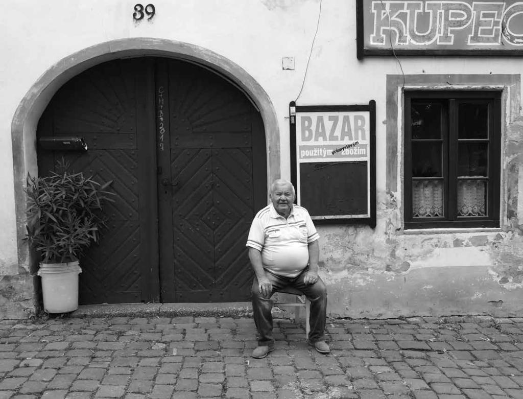 V té době se zde konaly trhy s prodejem dřevěného nářadí a dřeváků. Běžně se užívalo názvu Kozí rynek (ryneček, plácek), později také Malé náměstí.