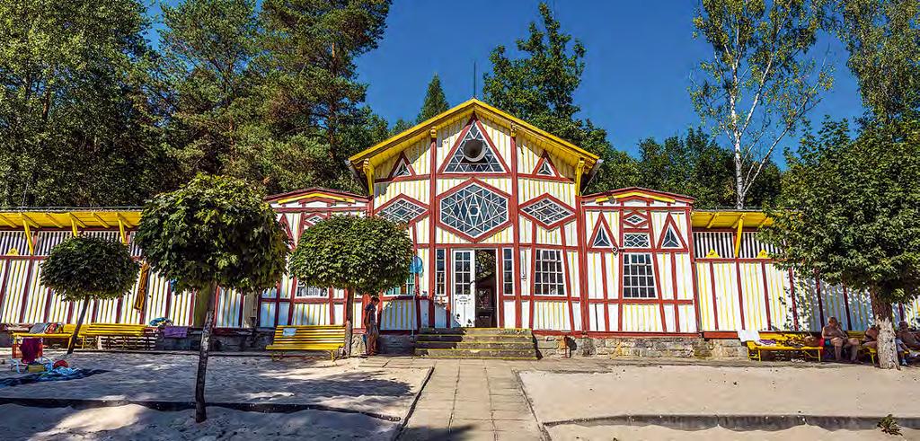 Dřevěny objekt s u středním pavilonem s polygonálně vyklenuty m pu dorysem a dvěma postranními křídly s jednotlivy mi převlékacími kabinkami a dvěma
