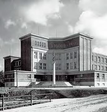 Dvoukřídlá vícepodlažní budova gymnázia se svy m pru c elím otevírá obdobně jako otevřená kniha kolem hlavního vstupu, k němuž