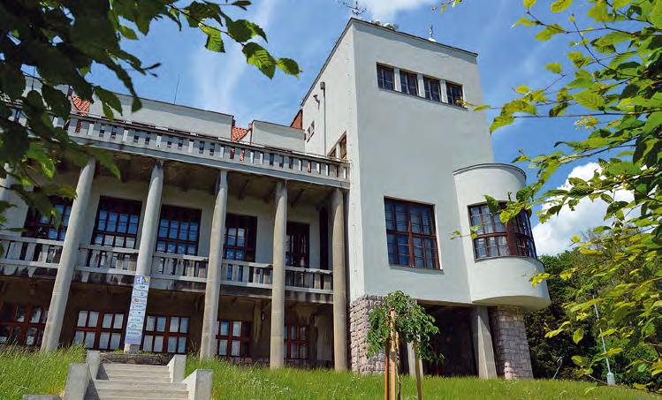 severovy chodního nároží vybíhá vertikální hranol s efektně posazeny m prvkem funkcionalistického arky