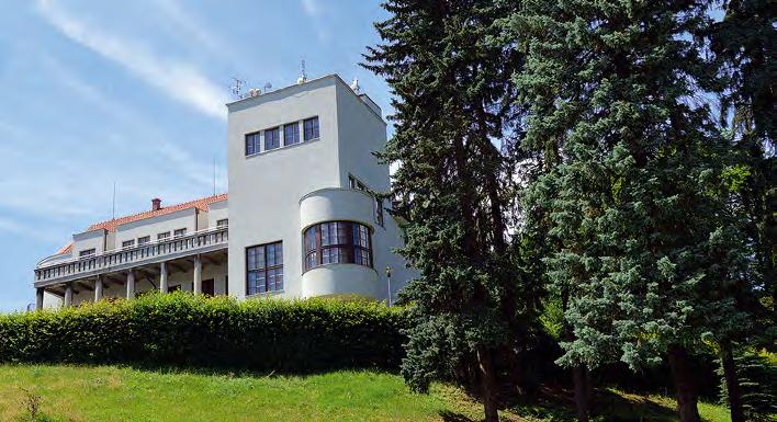 názoru na funkcionalismus, se nachází též kruhovy obytny pokoj o pru měru 7,4 metru propojeny s